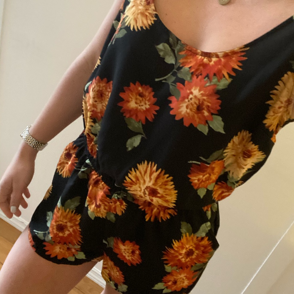 Flowered black romper - Picture 2 of 3